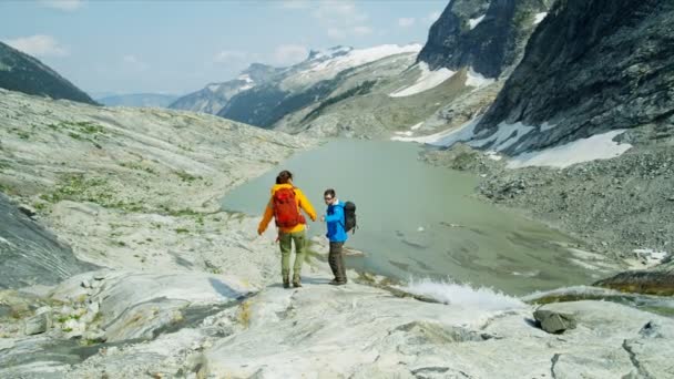 Lago Vista Heli Caminhantes Masculino Feminino Jovens Viajantes Caucasianos Caminhadas — Vídeo de Stock