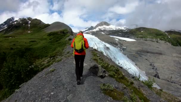 Pov Excursionista Aventura Femenina Caminando Largo Cordillera Montaña Desierto Alaska — Vídeos de Stock