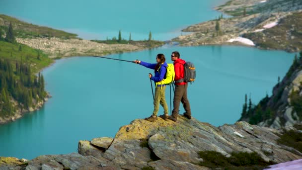 Výhled Jezero Heli Hikers Male Female Young Kavkazský Travelers Hiking — Stock video