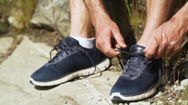 Homme Trail Runner Préparant Nouer Régulièrement Des Lacets Chaussures Course — Video