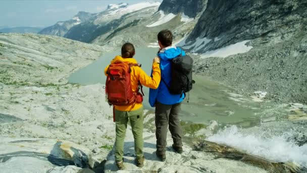 기사보기 활동적 사람들 내리쬐는 브리티시컬럼비아주의 빙하에 지대에서 여행을 — 비디오