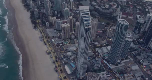 Vista aérea del atardecer Surfistas Paradise rascacielos Costa dorada — Vídeos de Stock