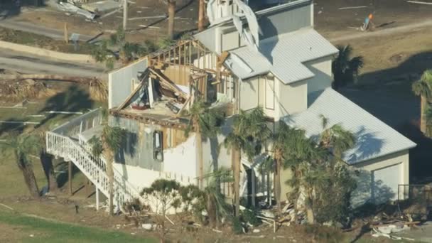 Propiedad vista aérea destruida por huracán de categoría 4 — Vídeo de stock