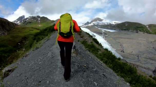 女性のPov白人ハイカー氷の氷河アラスカ山脈に向かって尾根に沿って歩く Pacific Northwest Alaska Usa — ストック動画