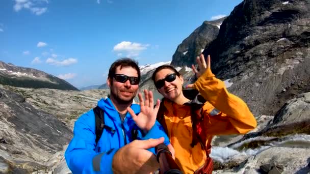 Emocionados Aventureros Exitosos Joven Pareja Caucásica Tomando Selfie Retrato Mientras — Vídeos de Stock