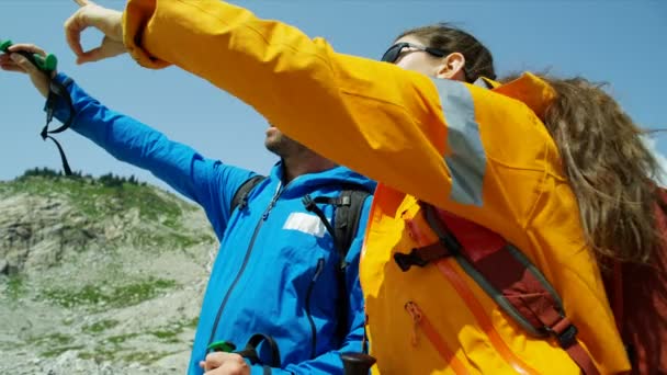 Aventuras Caucásicas Activas Aire Libre Excursionistas Masculinos Femeninos Viendo Paisaje — Vídeos de Stock