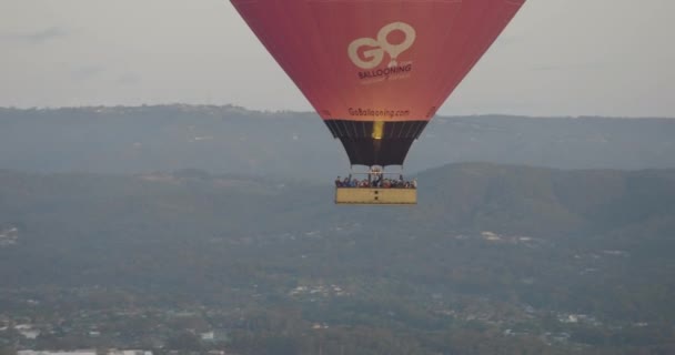 Luftlinie Sonnenaufgang Heißluftballons Vororte der Stadt Australien — Stockvideo