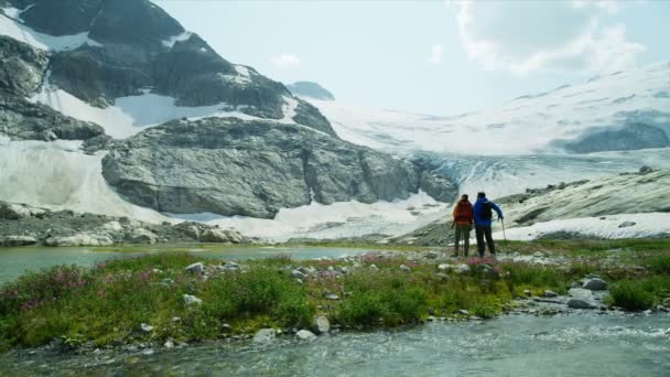 山の荒野でリラックスした夏の景色を眺めながら湖の近くにハイキングコーカシアのバックパッカー — ストック動画