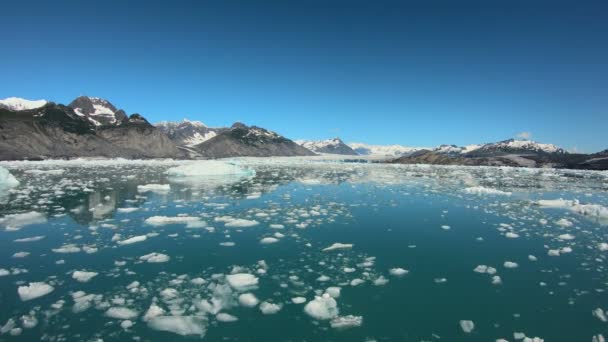 POV融化的冰山漂浮在阿拉斯加山脉美国 — 图库视频影像