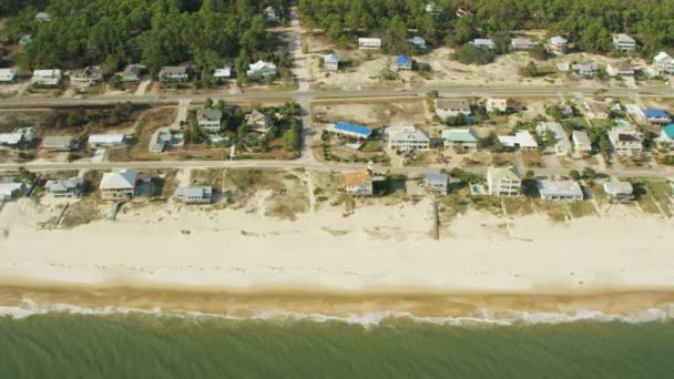 Luftaufnahme weiße Sandküste erhöhte Strandhäuser — Stockvideo