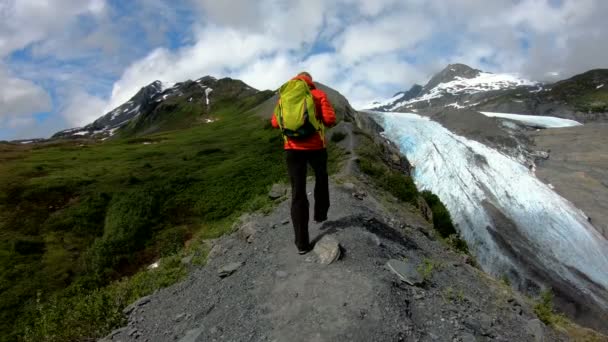 Pov Kvinnlig Äventyrsvandrare Vandrar Längs Bergsryggen Vildmarken Alaska För Att — Stockvideo
