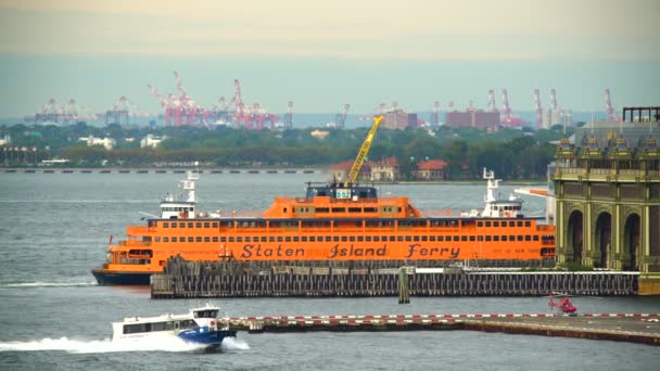 Staten Island forenzenveerboot Manhattan Bay Terminal USA — Stockvideo