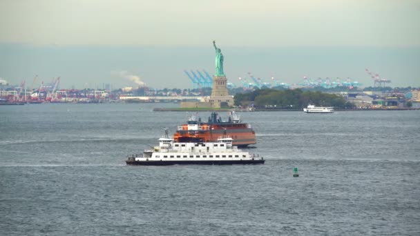 Staten Island ferry passing Άγαλμα της Ελευθερίας ΗΠΑ — Αρχείο Βίντεο