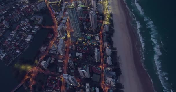 Luchtfoto schemering uitzicht Surfers Paradise wolkenkrabber Gold coast — Stockvideo