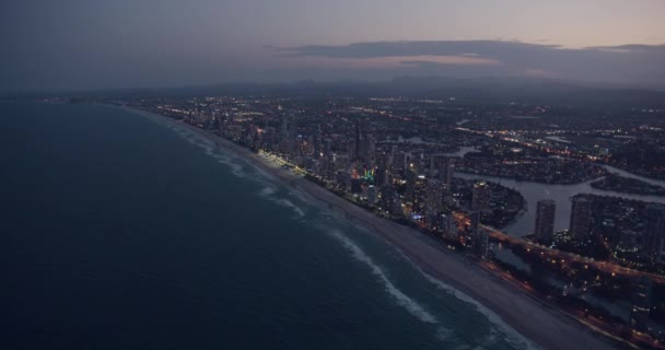 Lucht verlicht uitzicht Surfers Paradise wolkenkrabber Gold coast — Stockvideo
