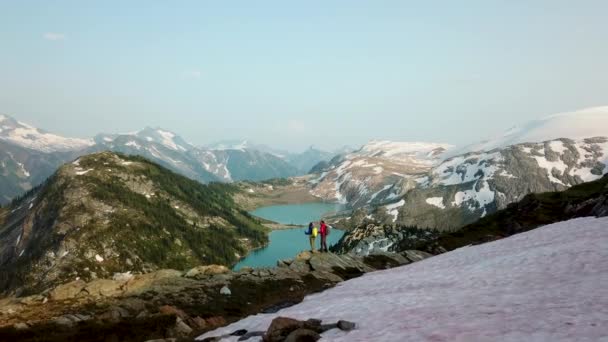 Aerial Lake View Heli Hikers Male Female Young Caucasian Travelers — Stock video