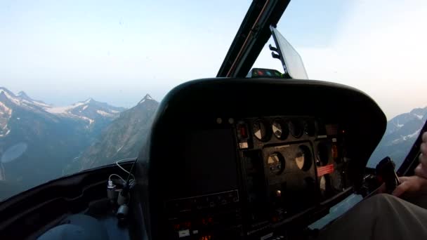 Cockpit View Helicopter Flying Heli Hikers Mountain Destination Dropped Glacial — Stock Video