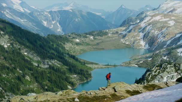 在加拿大不列颠哥伦比亚省 年轻的海莉徒步旅行的白人观光客正在观看冰川山湖 — 图库视频影像