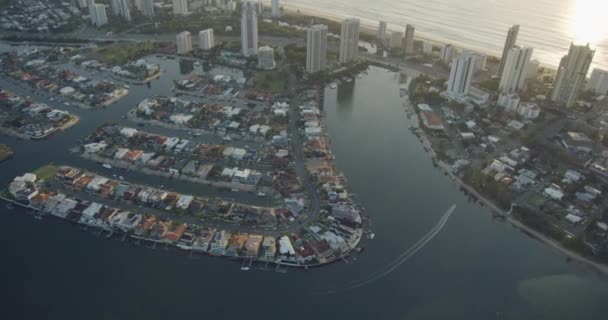 Vista aerea residenziale case fronte mare Gold coast Queensland — Video Stock