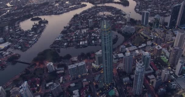 Luftaufnahme der Dämmerung Surfers Paradise Wolkenkratzer Goldküste — Stockvideo