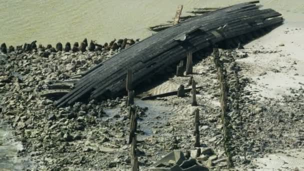 Деревянный корабль с видом с воздуха, разрушенный ураганом Каррабель — стоковое видео