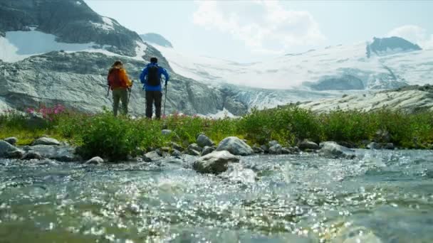 Genç Erkek Dişi Kafkas Heli Yürüyüşçüleri Kanada Buzullu Dağ Gölünün — Stok video