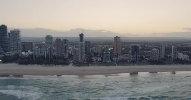 Luftaufnahme der Dämmerung Surfers Paradise Wolkenkratzer Goldküste — Stockvideo