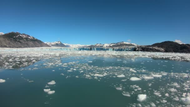 Hielo roto del glaciar de color azul cercano Alaska — Vídeos de Stock