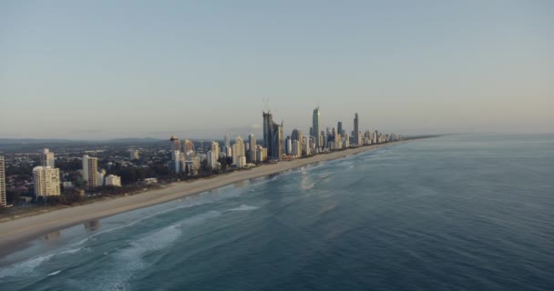 Gündoğumu görüntüsü Surfers Paradise tatil beldesi gökdelenleri Avustralya — Stok video