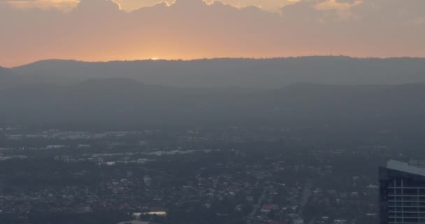 Aerial solnedgang Surfers Paradise skyskraber Gold Coast Australien – Stock-video