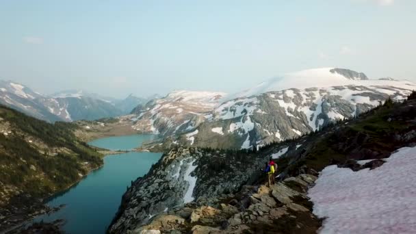 Aerial Lake View Heli Hikers Male Female Young Caucasians Walking — Stock video