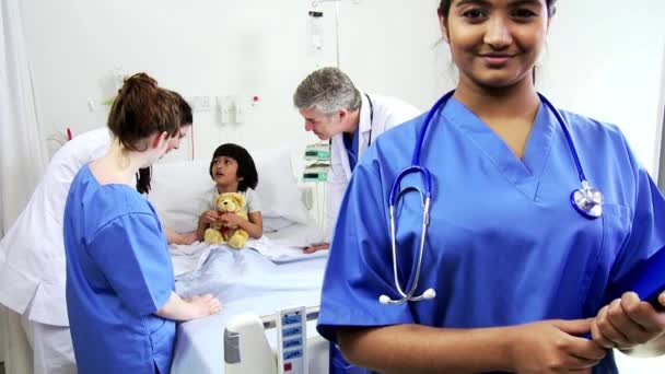 Enfermera con paciente infantil y equipo médico — Vídeos de Stock