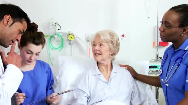 Health care staff at bedside of patient — Stock Video