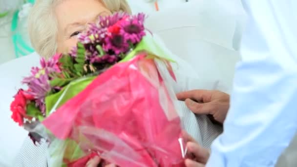 Sohn besucht alte Mutter im Krankenhaus — Stockvideo