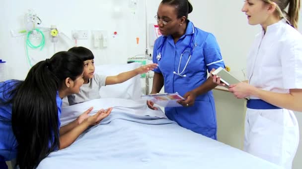 Tablet inalámbrico registrado de tratamiento de paciente infantil étnico — Vídeo de stock