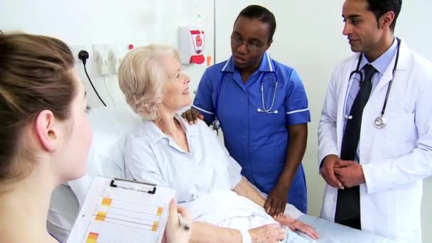 Female patient receiving reassuring words — Stock Video