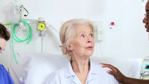 Gesundheitspersonal am Krankenbett des Patienten — Stockvideo