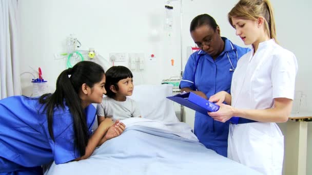 Specialist verplegend personeel behandeling van kind patiënt — Stockvideo