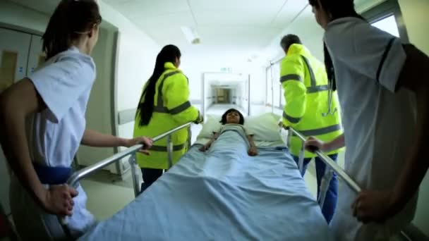 Nemocnice nehody nouzový vchod dítě pacienta široký úhel — Stock video