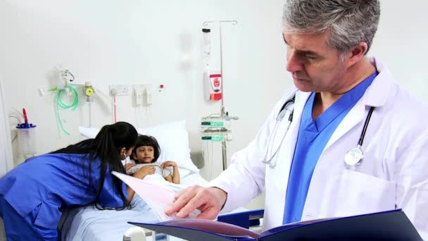 Especialista em pediatria com paciente infantil e enfermeiro — Vídeo de Stock