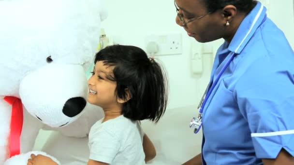 Krankenschwester im Gespräch mit Kinderpatientin — Stockvideo