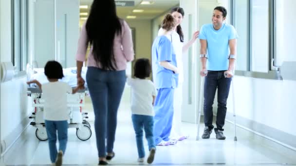 Медперсонал беседует с пациентом — стоковое видео
