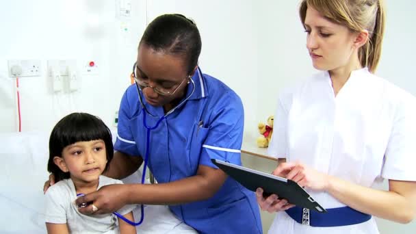 Ειδικό νοσηλευτικό προσωπικό καταγραφή παιδί φροντίδα δισκίο — Αρχείο Βίντεο