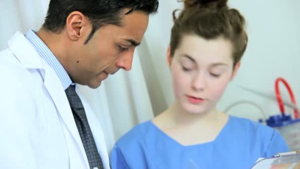 Gesundheitspersonal am Krankenbett des Patienten — Stockvideo