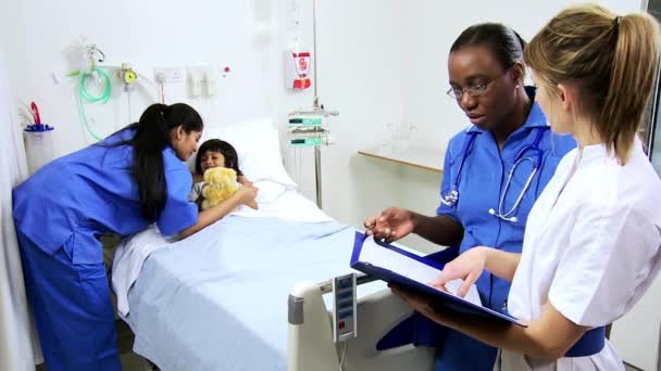 Meisje ontvangen intramurale zorg van verpleegsters — Stockvideo
