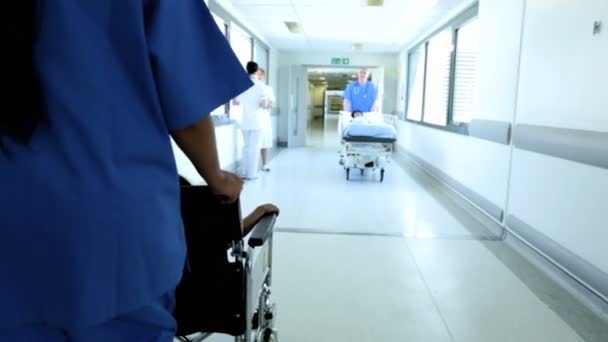 Dítě pacientů přijatých nemocniční ošetření — Stock video
