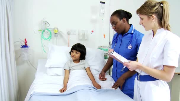 Asiatische indische Mutter besucht Kinderkrankenschwester — Stockvideo