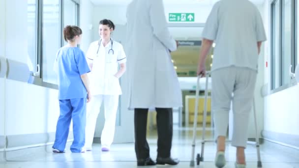 Medizinisches Personal unterstützt ältere Patientin im Krankenhaus — Stockvideo