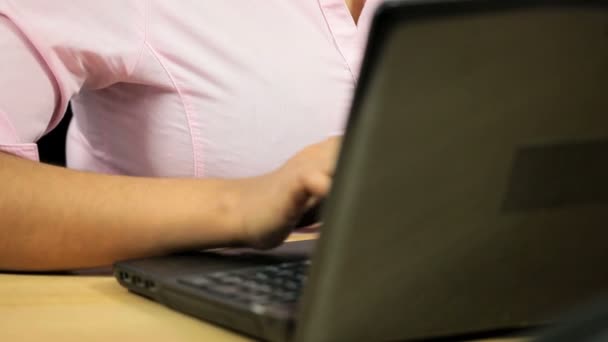 Genç kadın daktilo bilgisayar veri — Stok video