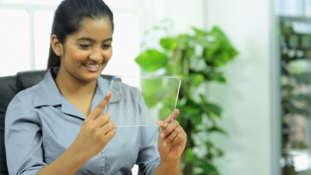 Mujer hablando con su socio de negocios usando videollamadas — Vídeos de Stock